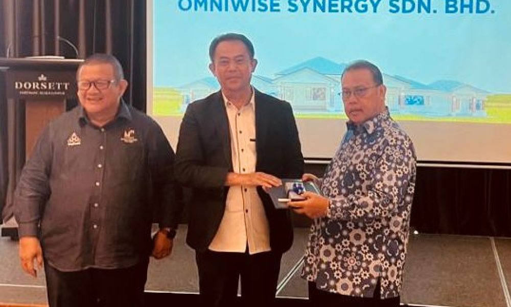 On the left
- Dato Hj Che Mohd Shukree ~ Chairman MyAngkasa 

On the right
- Datuk Seri Dr. Abdul Fattah ~ Chairman Koperasi ANGKASA